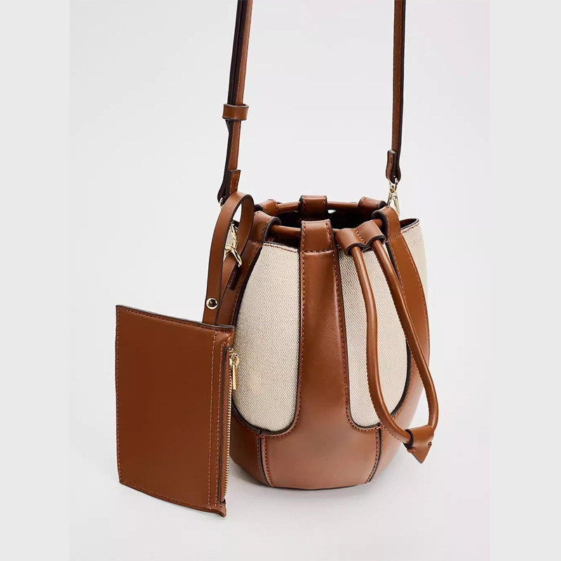 Ny eksklusiv skuldertaske i lærred med patchwork og kvindeligt nichedesign, afslappet bucket-taske til pendling_voghion.com