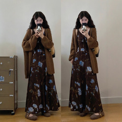 复古油画v领印花长款连衣裙女2025秋冬新款慵懒风毛针织开衫套装