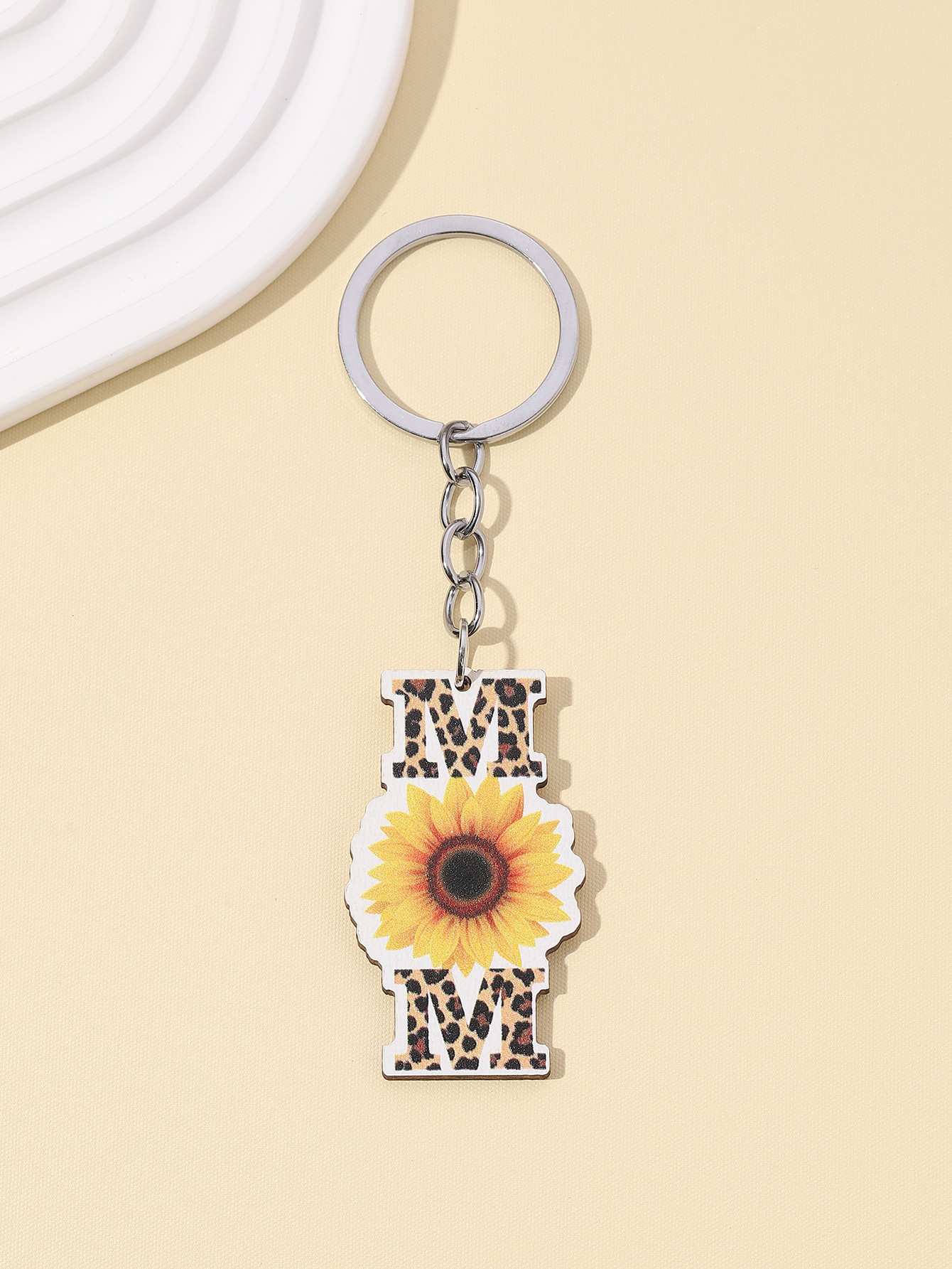 11g Weight Keychain Classification 1 Piece Quantity Casual, Holiday, Daily Occasion Wood Material Mother'S Day Festival Letter, Chrysanthemum Pattern Unisex Gender Pastoral Style Pastoral Letter Chrysanthemum Wood Mother'S Day Unisex Keychain 8