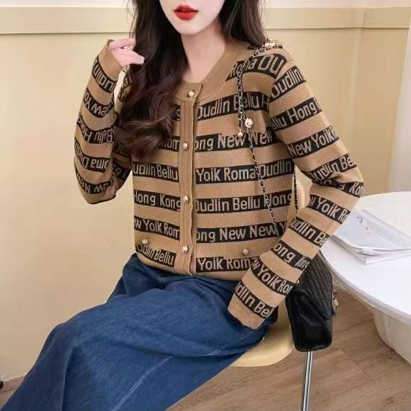 Niche Designer's Textured Cardigan Age-reducing Fashion 2024 Spring and Autumn New Chanel Style Sweater Coat for Women Niche Designer's Textured Cardigan Age-reducing Fashion 2024 Spring and Autumn New Chanel Style Sweater Coat for Women