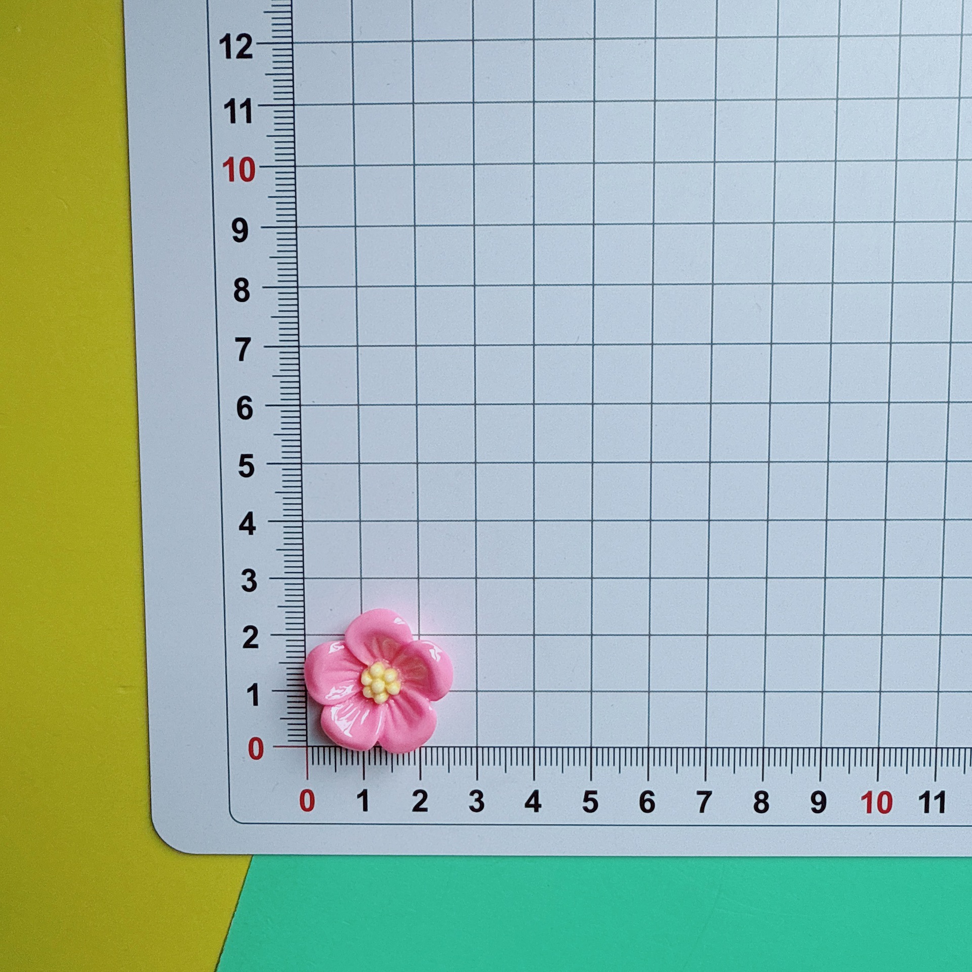 ホット販売カラフルな 5 花びらフラワーシリーズ樹脂アクセサリー diy クリーム接着剤携帯電話ケースヘアピン冷蔵庫マグネット材料パッケージ