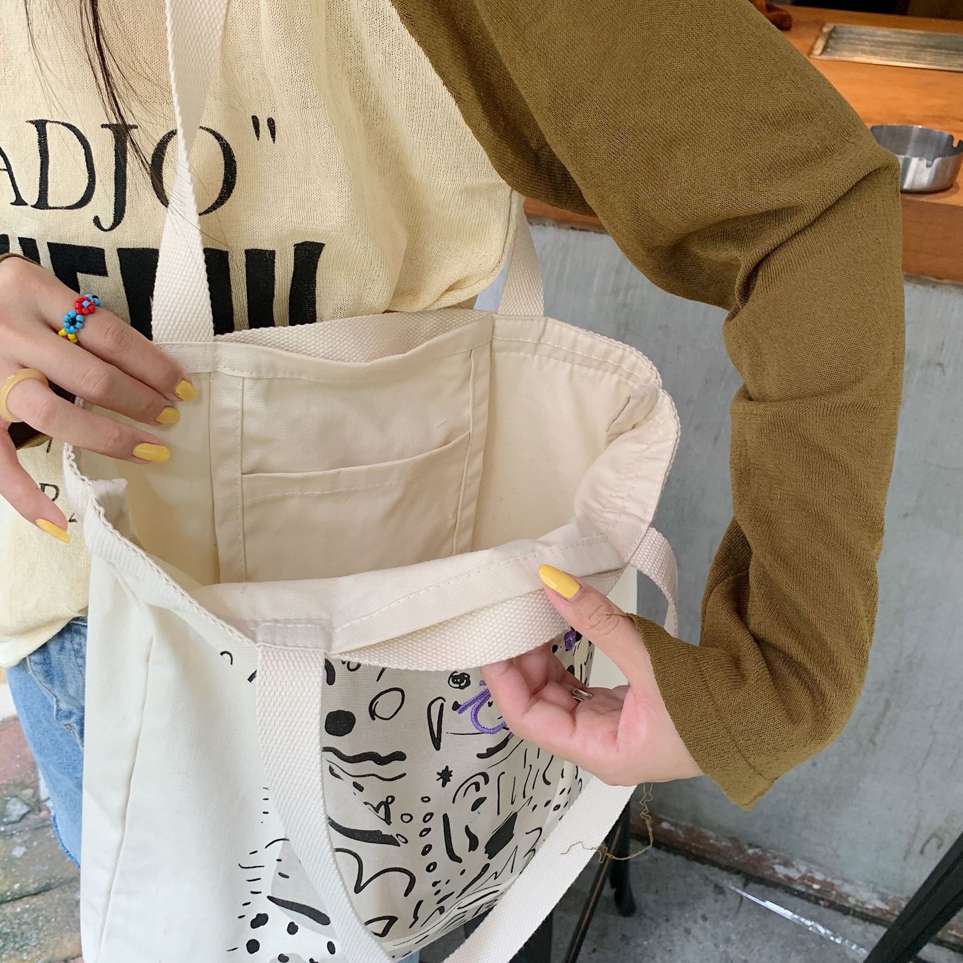 【 In Stock 】26102 letter graffiti printed canvas bag, large-capacity single-shoulder hand-carry shopping bag Tote from South Korea undefined