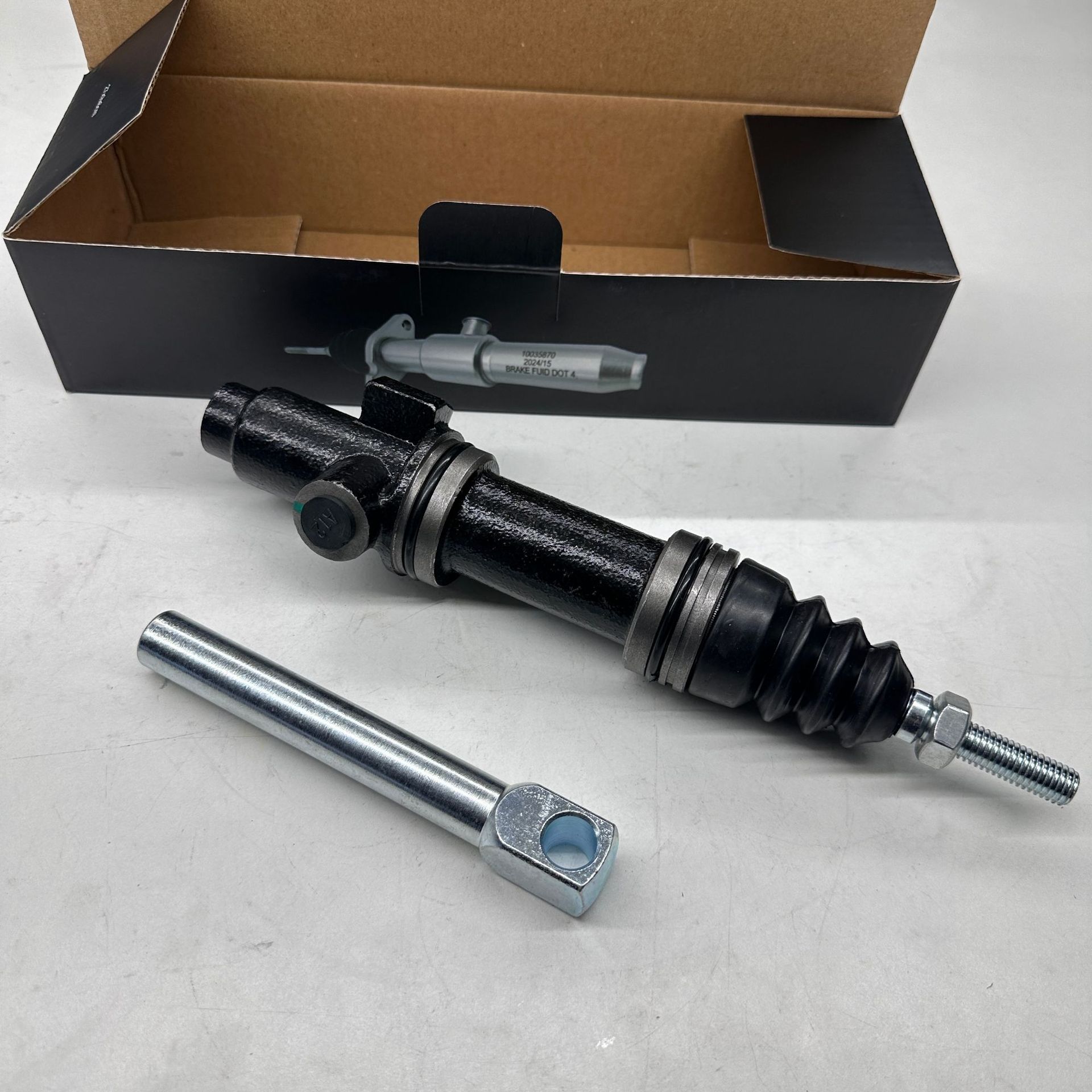 04367201 applicable to Deutz tractor brake master cylinder