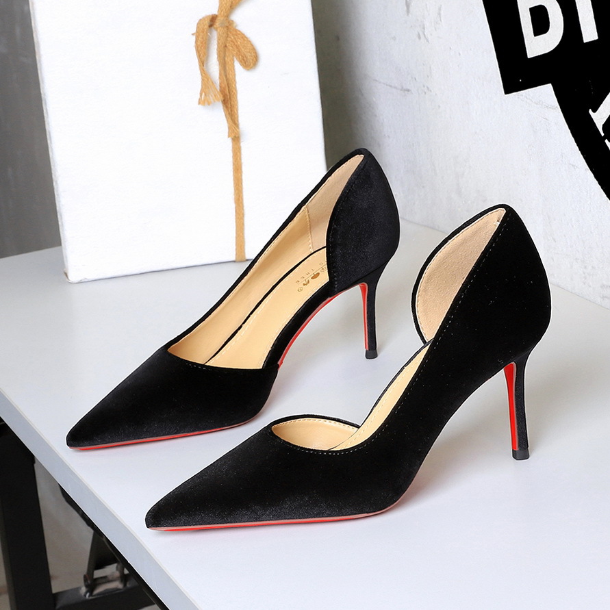 Eleganta stiletto pumps med röd sula sammet med utskärning_voghion.com