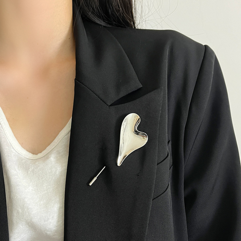 设计感小众光面立体爱心胸针女款高级感轻奢百搭精致胸花别针配饰|undefined