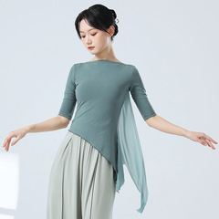 現代のダンスの練習は女性の新型のダンスの服の上着を着ます。