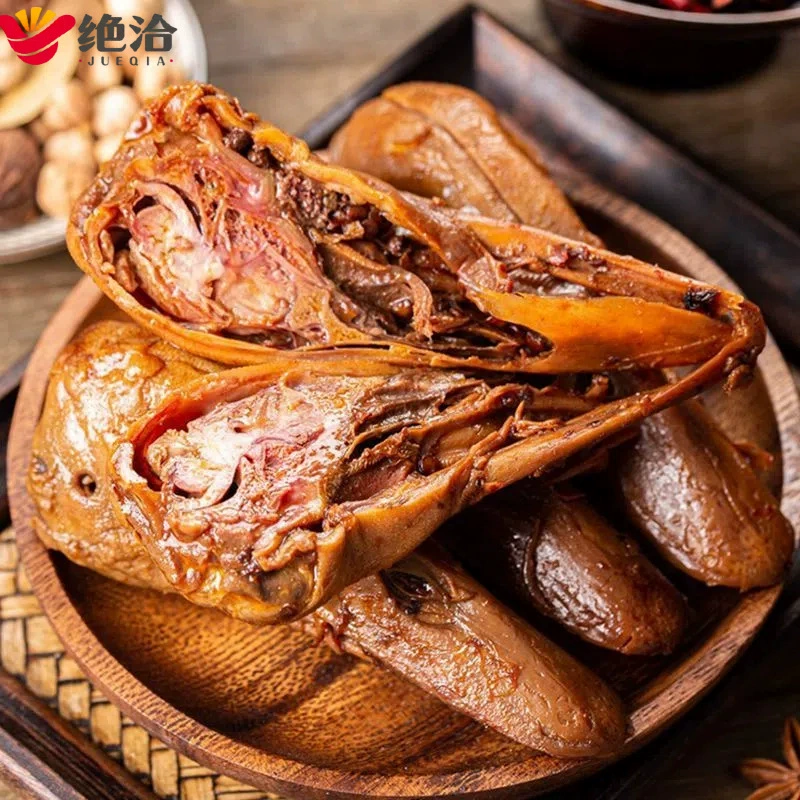 У Jiuwei есть сладкая и пряная утиная голова с большим мясом и пряным мясом.