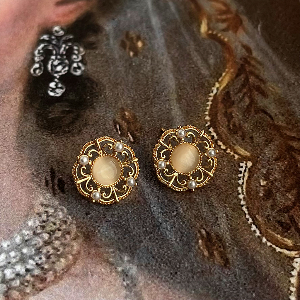 Medieval French retro hollow cat's eye earrings