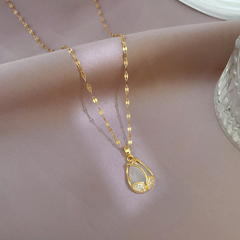 Collier pendentif tulipe opal avec zircon et finition dorée_voghion.com