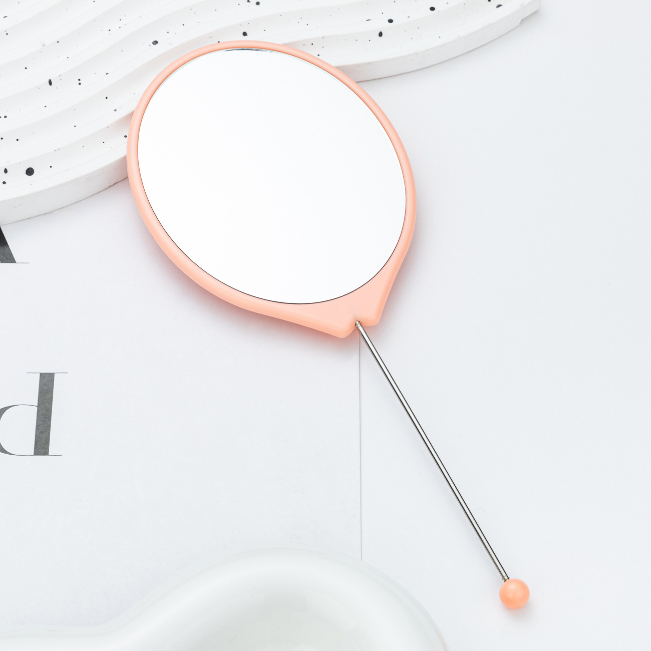 Nuevo espejo de maquillaje de mano ovalado de estilo ins de alto valor estudiante lindo espejo con mango con espejo pequeño al por mayor