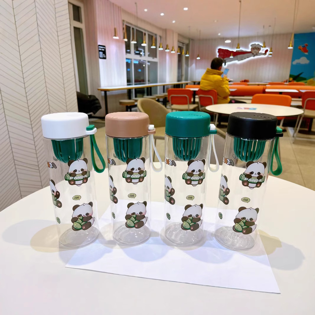 Yitongxin hervidor deportivo de plástico de dibujos animados panda taza de agua de gran capacidad acondicionamiento físico al aire libre portable taza de bebida directa fabricantes