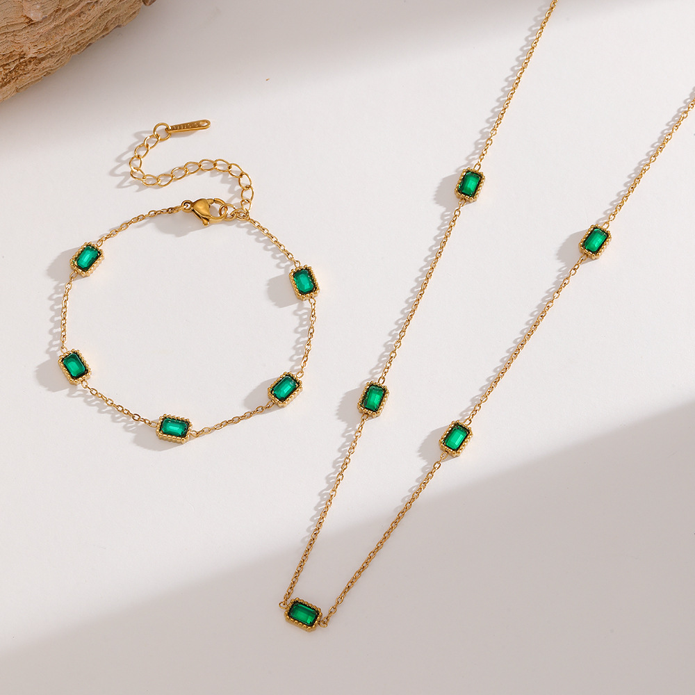 Titanium Steel Gold-Plated Emerald Zircon Necklace Women's Niche Design High-End Elegant Clavicle Chain Does Not Fade