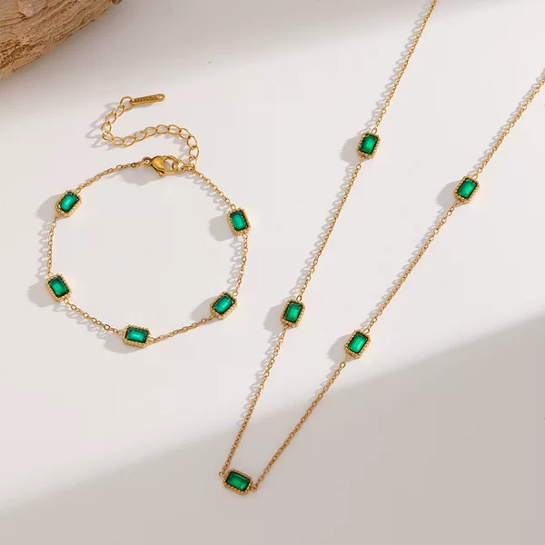 Titanium Steel Gold-Plated Emerald Zircon Necklace Women's Niche Design High-End Elegant Clavicle Chain Does Not Fade