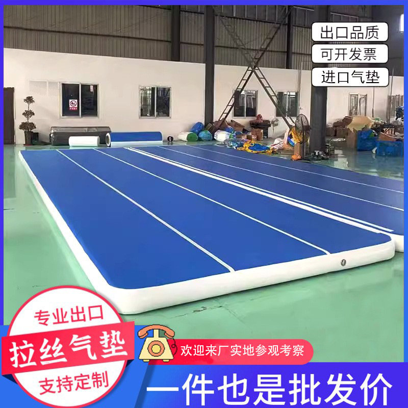 空気を入れて厚いダンスをします。ヨガ体操テコンドーの後で武術の保護マットをひっくり返します。|undefined