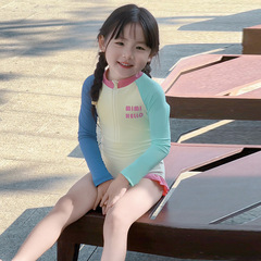 2025新型の女の子の中で子供の女の子のベージュ色のつなぎ合わせのワンピースの水着の女の子の休暇の専門の洋風の旅行