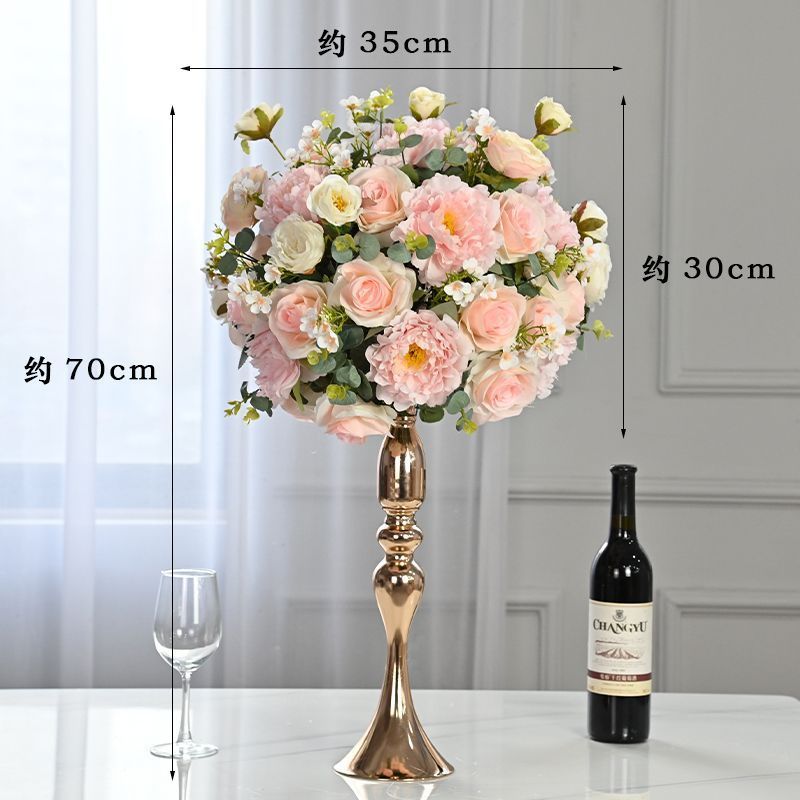 분홍색과 흰색의 큰 황금색 꽃 그릇