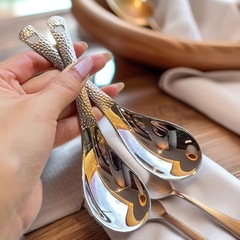 レトロなハンマードットスプーン、ステンレス鋼の槌目スプーン、家庭用厚みのあるテーブルスプーン、大人用の食事用スプーン、見栄えの良いデザートスプーン