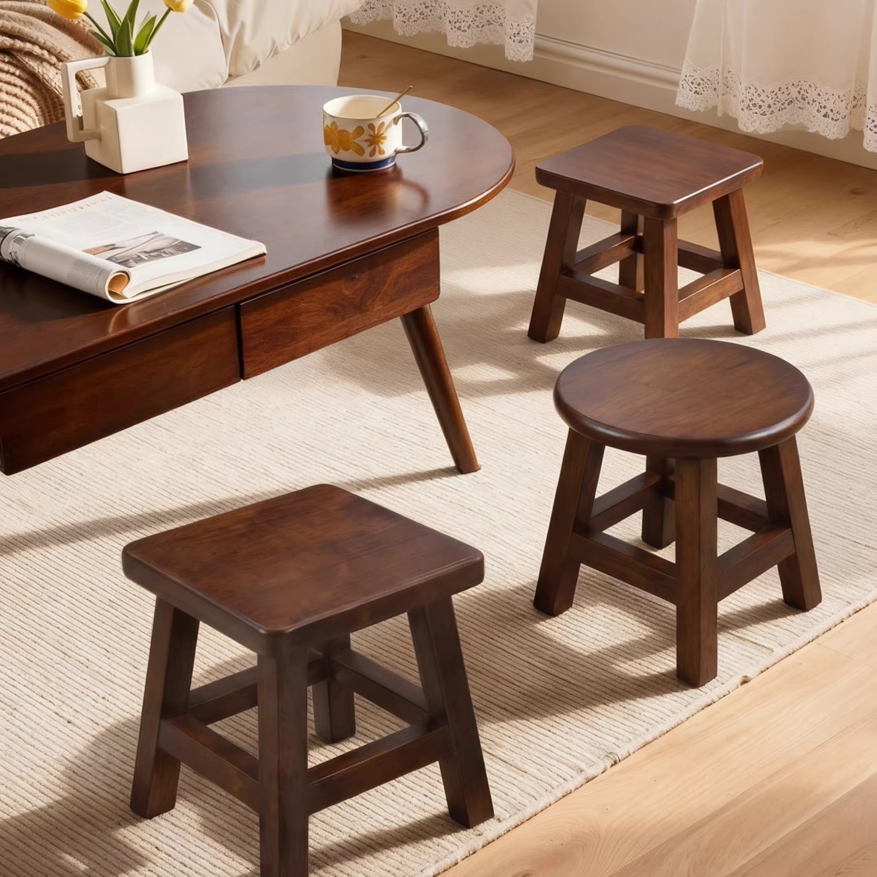 Taburete de madera maciza, taburete de cambio de zapatos doméstico, 2026 nuevo mesilla de salón encantadora para sentarse en el hogar para usar zapatos.
