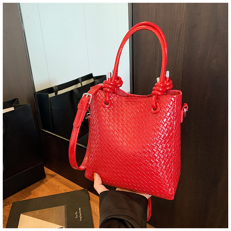A niche and simple hand-held bucket bag for the summer of 2025, featuring a fashionable and stylish Korean style with a woven pattern, is a single-shoulder crossbody bag undefined