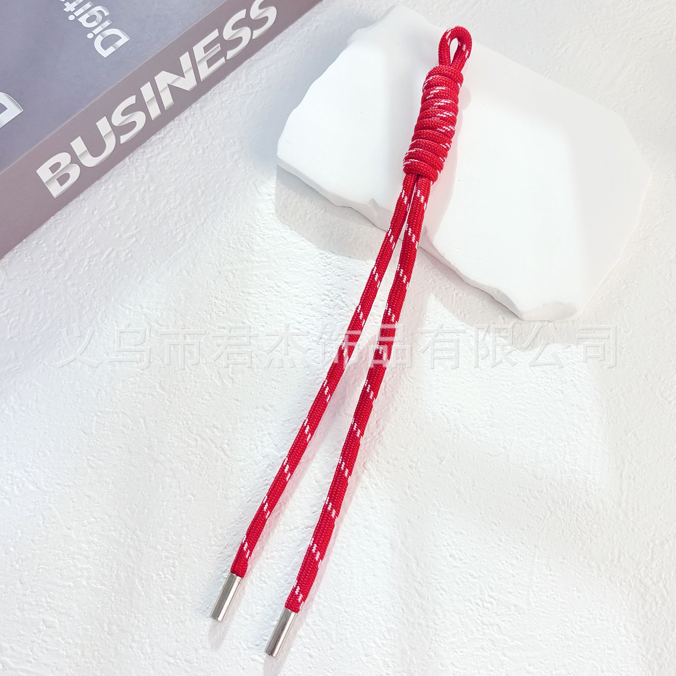 編みカバンのストラップの螺旋の結び紐のiuは鍵のボタンのネットの赤い色の結びの縄の装飾の部品を結びます。