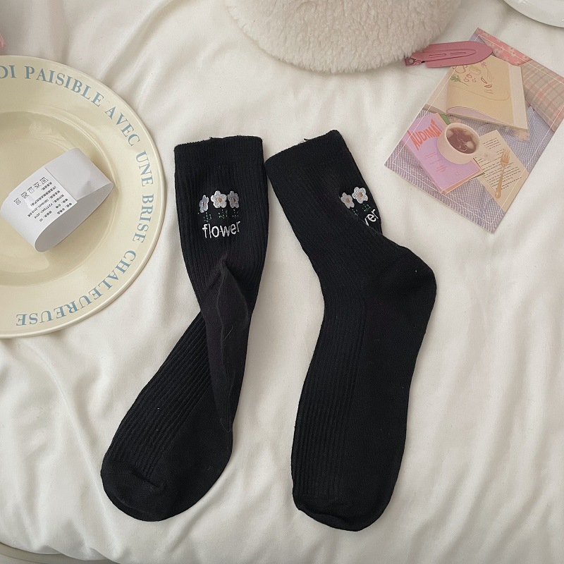 Calcetines de mujer estilo coreano-japonés con bordado de conejo, suaves, delgados y a la moda.