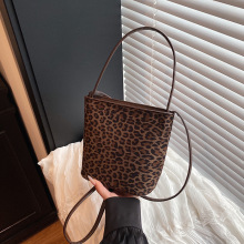 ߼pƤ μбˮͰ2025ﶬƤŮ y