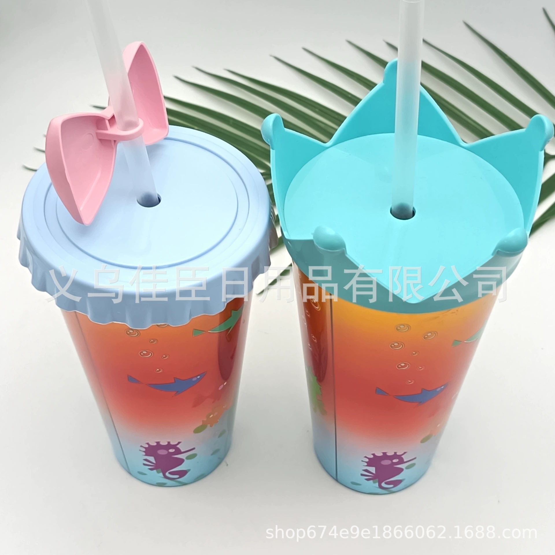 Заводская прямая поставка высококачественных пластиковых стаканов с трубочкой, с принтом маленького мультяшного осьминога и бантиком-короной.