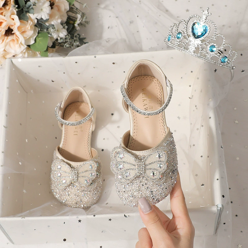 Сандалии для девочек Баотоу 2025 новый летний дух маленькая принцесса хрустальные туфли на мягкой подошве полые детские одиночные туфли для детей