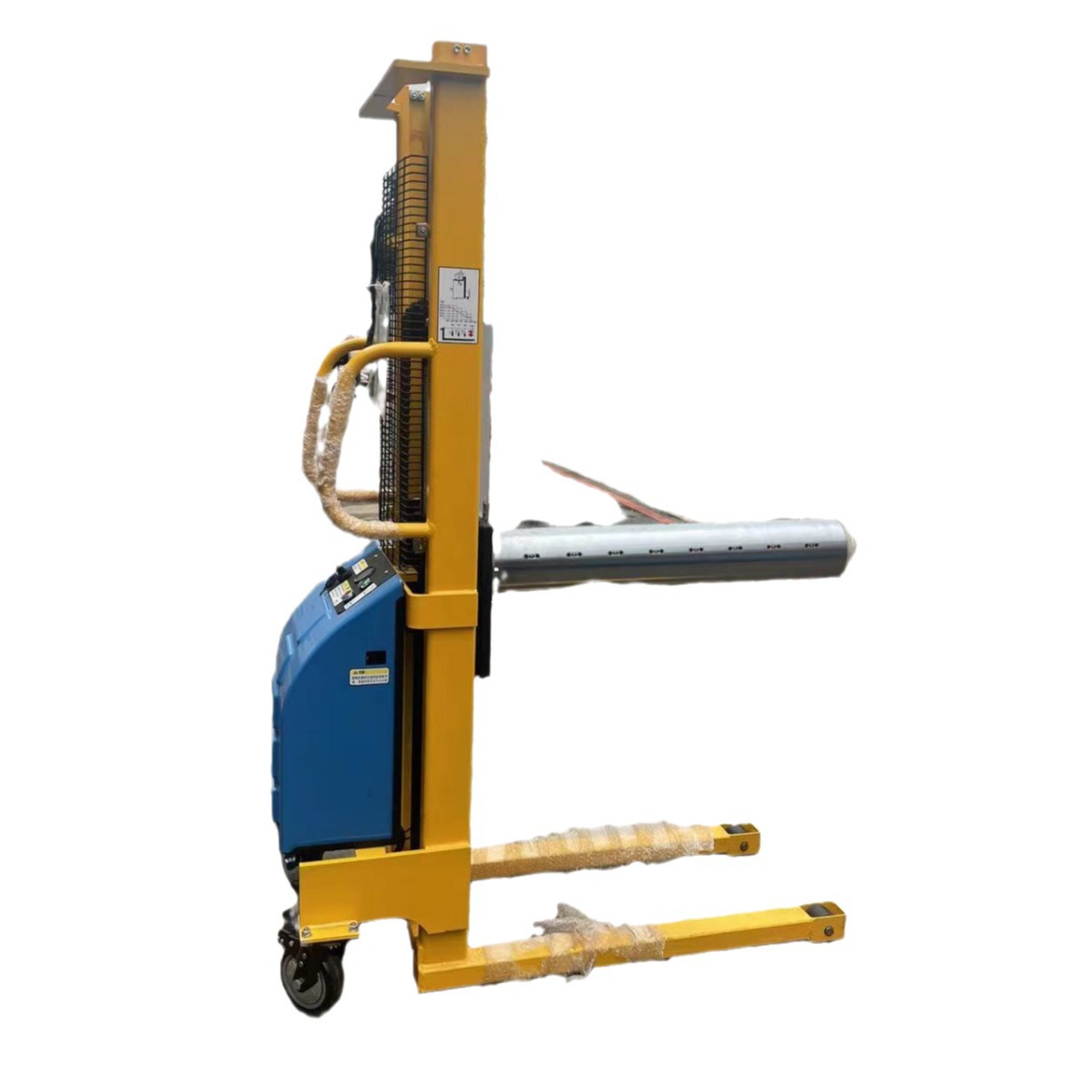 Camión rodillo, camión eléctrico hidráulico para enrollar película, montacargas para apilar materiales redondos con eje inflable, camión de carga con barra de tracción, equipo de elevación y descenso.