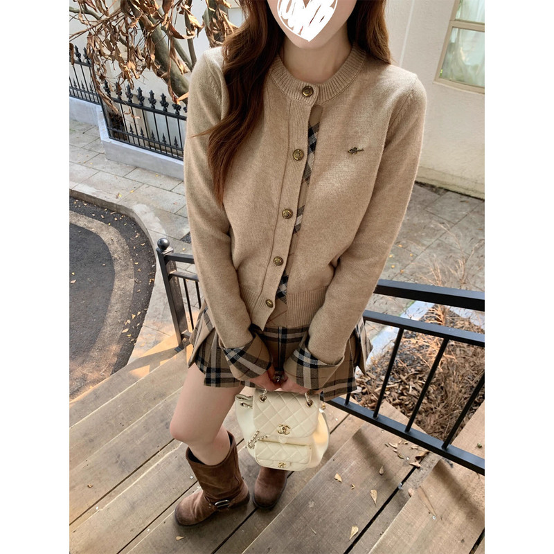 Round Neck Contrasting Plaid Long-Sleeved Knitted Cardigan Sweater for Women Autumn and Winter New Design Stripesd Pleated Skirt Suit Round Neck Contrasting Plaid Long-Sleeved Knitted Cardigan Sweater for Women Autumn and Winter New Design Stripesd Pleated Skirt Suit