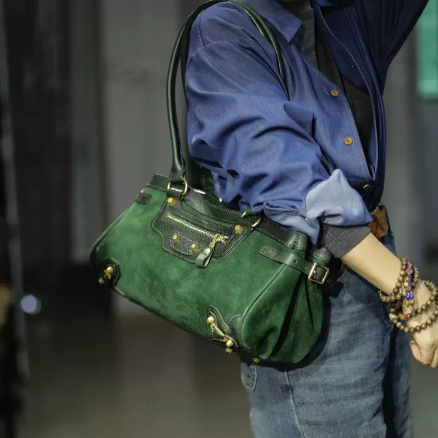 马皮包包2025新款秋冬款磨砂LeCity机车包斜挎包铆钉马皮女单肩包