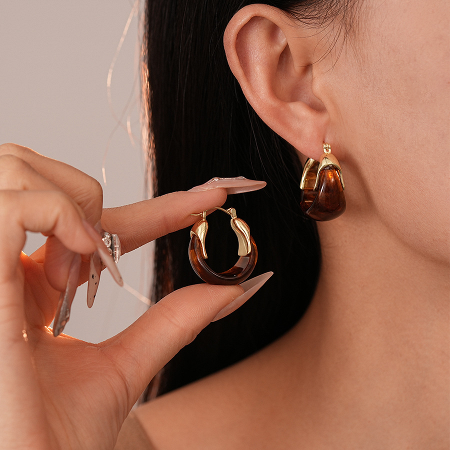1 Pair Retro U Shape Resin Copper Earrings display picture 3