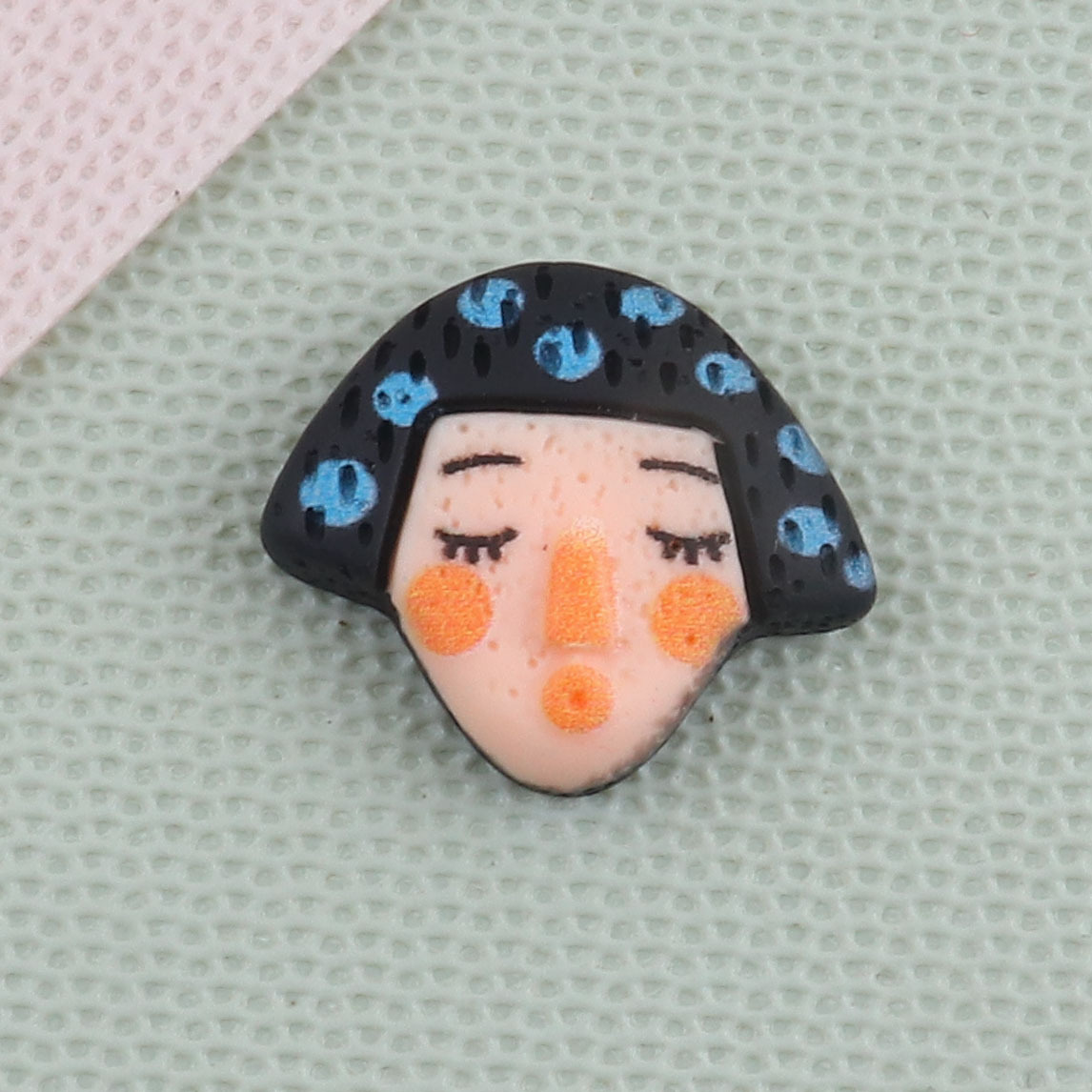 かわいい漫画の質感の落書きの人物の顔の樹脂の部品のdiyクリームの携帯電話のケースのアイデアの貼るシート
