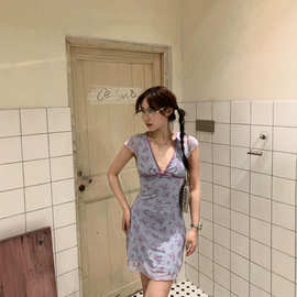 纯欲风ins裙子女夏氛围感小飞袖V领收腰A字短款蝴蝶结碎花连衣裙