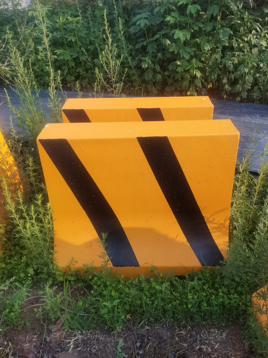 沈阳本地厂家直销，水泥墩，隔离墩，水泥隔离墩