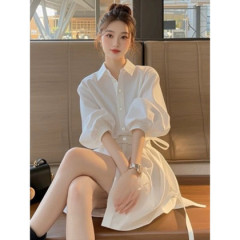 2025早春の新型婦人服のお姉さんの独特な美しいフランス式の高級感は腰の白いシャツ式のワンピースのスカートを収めます。