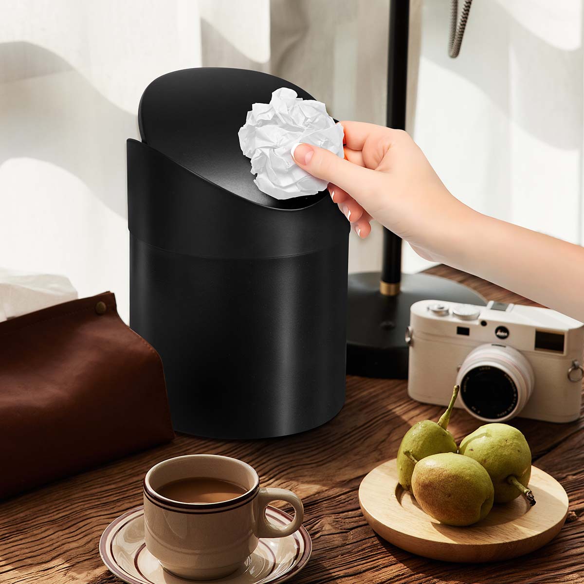 Cubo de basura de escritorio negro de 1.3L con tapa basculante, contenedor de almacenamiento para oficina, mini cubo de basura para coche con tapa abatible