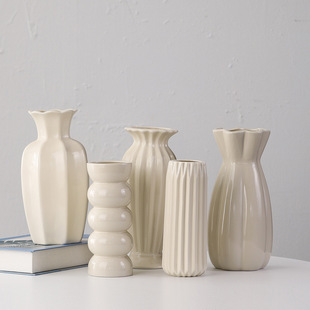 Creamy Yellow Ceramic Vase Flower Arrangement for Living Room, Tulip Vase for Guesthouse, Home Decoration in Creamy Yellow Style