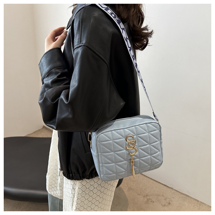A simple and fashionable single-shoulder women's bag with diamond-shaped embroidery thread in 2024, a fresh and stylish crossbody bag with a trendy and fashionable small square style undefined