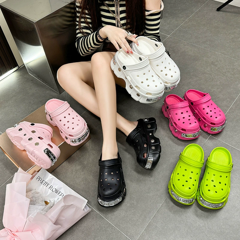 Парижские новые Crocs обувь женские EVA панк-стиль с утолщенной подошвой с металлизированными заклепками модные тапочки открытые босоножки Baotou