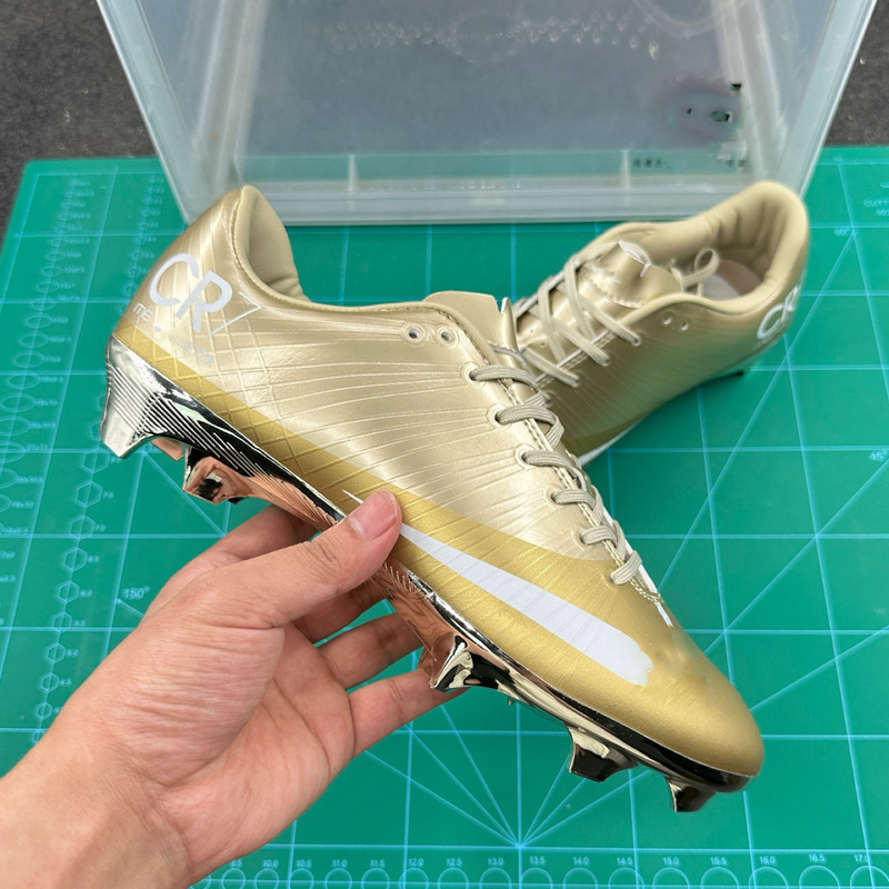Superful 1st Generation Assassin Football Shoes CR7 Gold C. Ronaldo Commemorative Edition Football Shoes Turf Training Shoes Superful 1st Generation Assassin Football Shoes CR7 Gold C. Ronaldo Commemorative Edition Football Shoes Turf Training Shoes