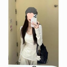 早秋chic上衣白色U领长袖t恤女年新款洋气显瘦设计感加绒内搭
