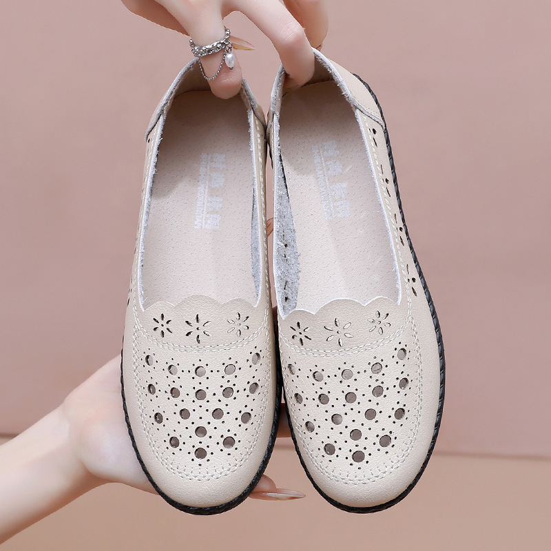 Real soft leather soft bottom mother shoes sandals summer breathable hollow leather shoes non-slip flat shoes for middle-aged and elderly women's shoes hole shoes