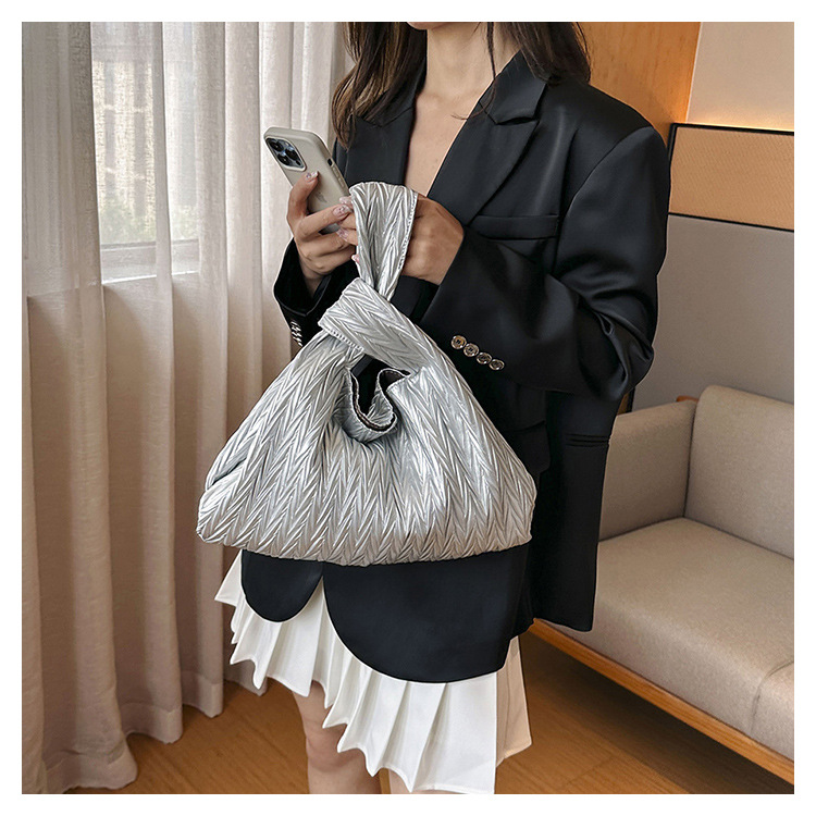 Women's Medium Pu Leather Geometric Solid Color Elegant Magnetic Buckle Handbag display picture 3