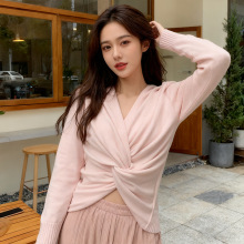 大朗毛衣工厂批发秋冬优雅淑女粉色v领长袖扭结设计感套头针织衫