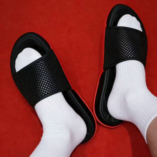 �W�������Ь�п��ļ��r����ʿ�k���ҷ��������Ь�⴩����ɳ��Ь