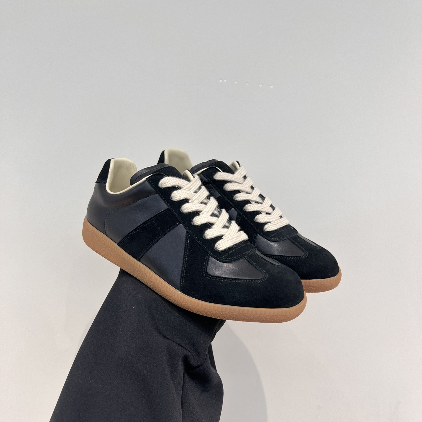 Zapatillas Blancas de Estilo Alemán en Cuero Genuino, para Hombre y Mujer | Comodidad Transpirable