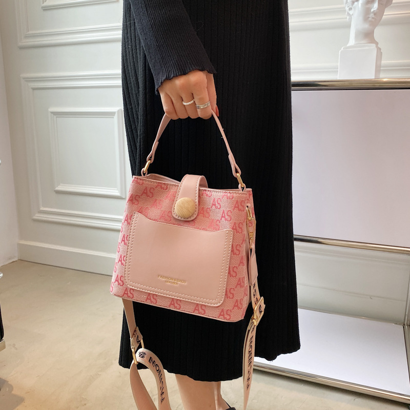 Wide-shoulder Strap Fashion Messenger Single-shoulder Bucket Bag Wholesale Nihaojewelry display picture 10