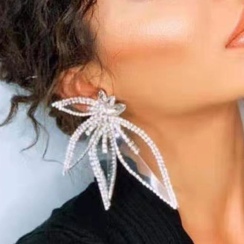 New European and American-style fashion earrings for women: bold, sparkling leaf-shaped flower drop earrings with a unique design.