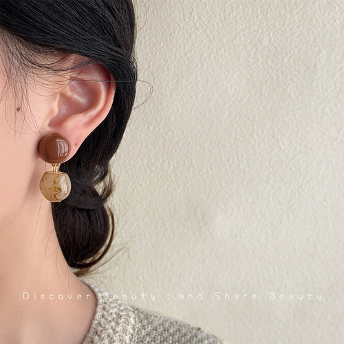 Retro Maillard coffee-colored earrings for women with artistic temperament, acrylic smudged earrings, niche high-end white earrings